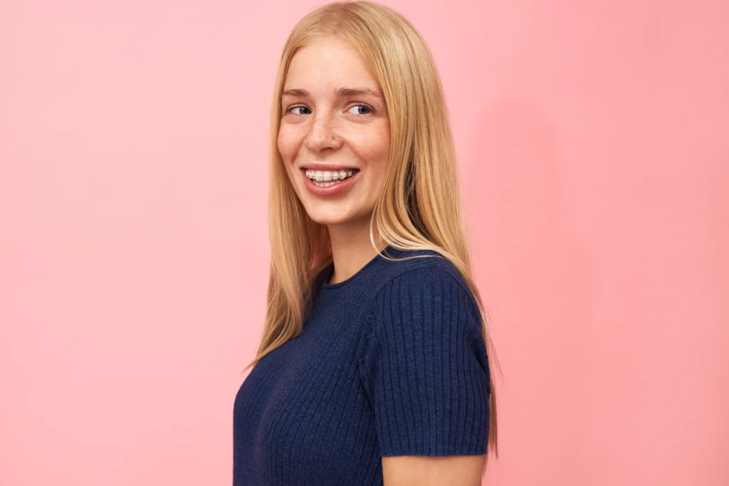 Chica rubia con brackets