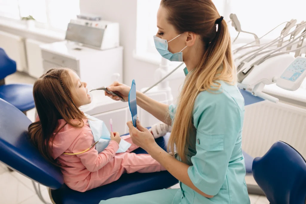 ¿Cuándo debe ir un niño al dentista por primera vez?